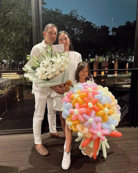 6 Potret Cantik Awet Muda Olivia Jensen di Momen Ulang Tahun ke-32, Tetap Bahagia Meski Dirayakan Sederhana Bareng Keluarga