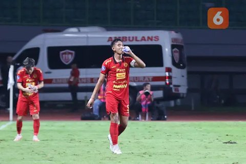 Rizky Ridho mencetak gol dari tengah lapangan ke gawang Arema FC dalam laga BRI Liga 1 2024/2025 di Stadion Patriot Candrabhaga, Bekasi, Minggu (9/3/2025). (Dok. LIB)