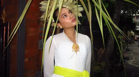 5 Model Kebaya Modern yang Sederhana namun Mewah untuk April 2025.