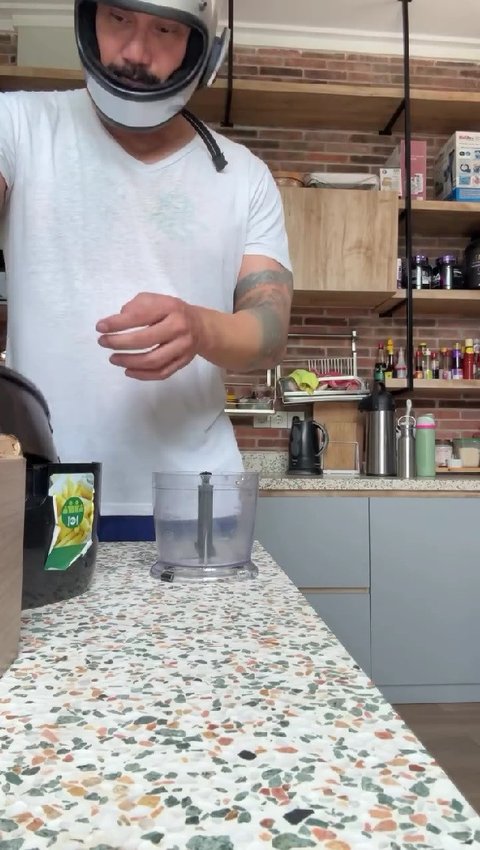 Penampilan Tora Sudiro saat Iseng Bikin Kopi dari Biji Kurma, Niat Banget Pakai Helm di Dapur
