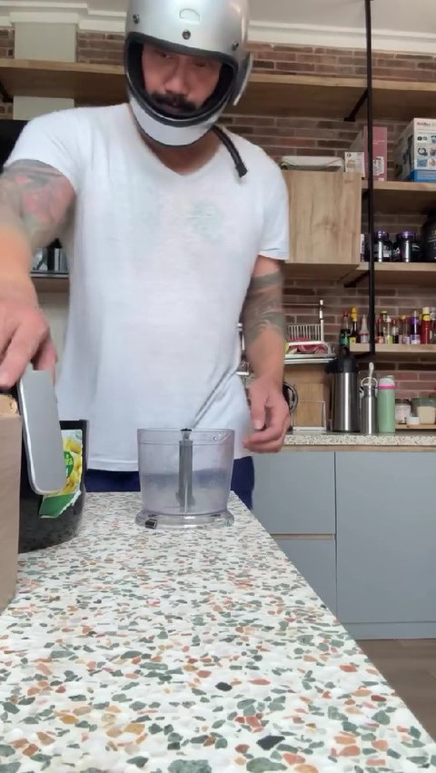 Penampilan Tora Sudiro saat Iseng Bikin Kopi dari Biji Kurma, Niat Banget Pakai Helm di Dapur