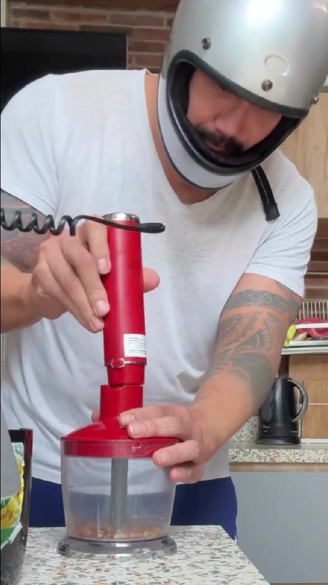 Penampilan Tora Sudiro saat Iseng Bikin Kopi dari Biji Kurma, Niat Banget Pakai Helm di Dapur