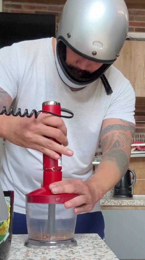 Penampilan Tora Sudiro saat Iseng Bikin Kopi dari Biji Kurma, Niat Banget Pakai Helm di Dapur