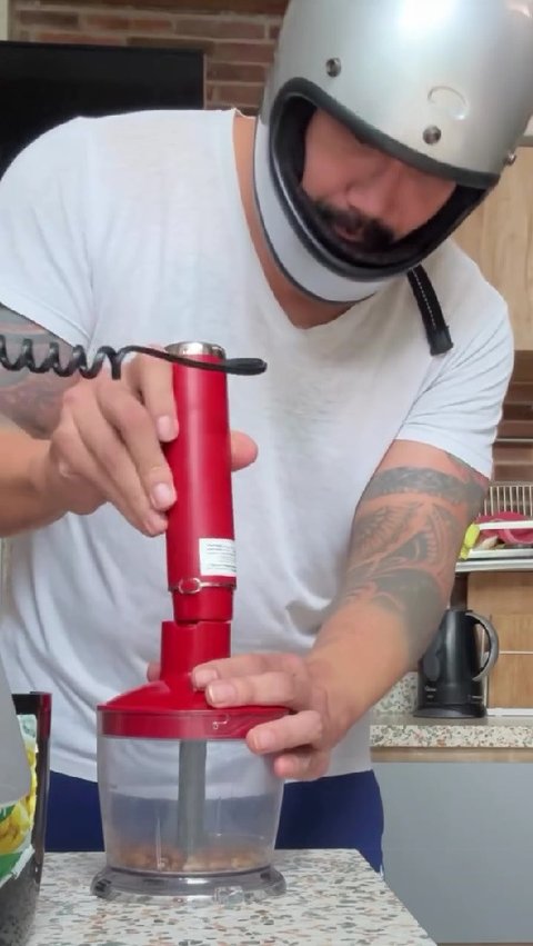 Penampilan Tora Sudiro saat Iseng Bikin Kopi dari Biji Kurma, Niat Banget Pakai Helm di Dapur