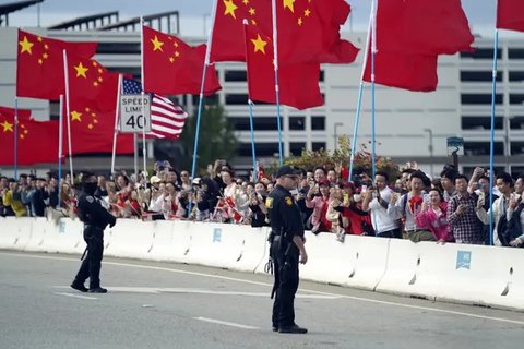 Perang Dagang Makin Sengit, Trump Tiba-Tiba Naikkan Tarif Impor dari China Jadi 245 Persen