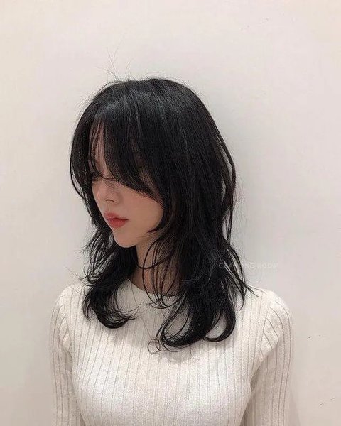 Belakangan potongan rambut model wolf cut memang kembali populer, terutama di kalangan perempuan. Ciri khas model ini adalah potongan yang cenderung acak.  Selain itu volume rambut