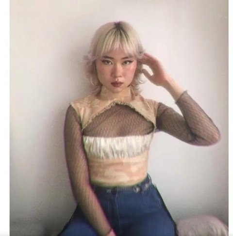 Belakangan potongan rambut model wolf cut memang kembali populer, terutama di kalangan perempuan. Ciri khas model ini adalah potongan yang cenderung acak.  Selain itu volume rambut
