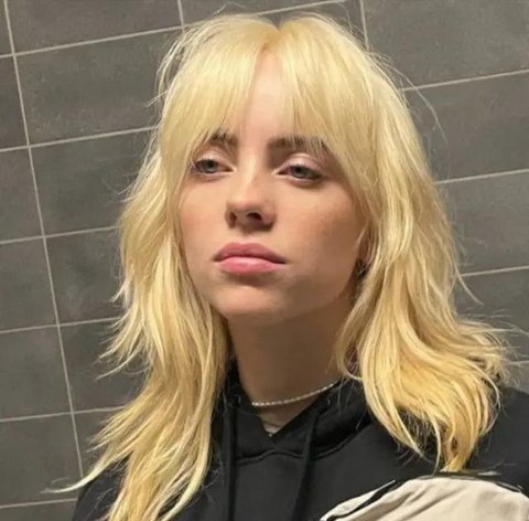 Belakangan potongan rambut model wolf cut memang kembali populer, terutama di kalangan perempuan. Ciri khas model ini adalah potongan yang cenderung acak.  Selain itu volume rambut