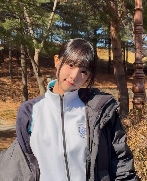 6 Potret Cantik Choi Yena dengan Poni Lurus, Tampilan Imutnya Tak Pernah Gagal