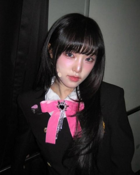 6 Potret Cantik Choi Yena dengan Poni Lurus, Tampilan Imutnya Tak Pernah Gagal