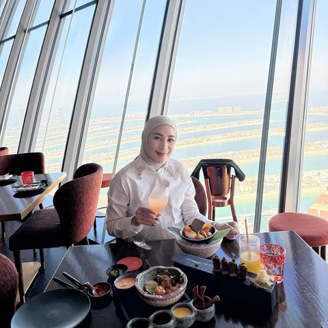 6 Potret Liburan Mewah Erin Taulany Istri Andre Taulany di Dubai, Coba Naik Jet Car hingga Makan di Restoran Mewah Burj Khalifa