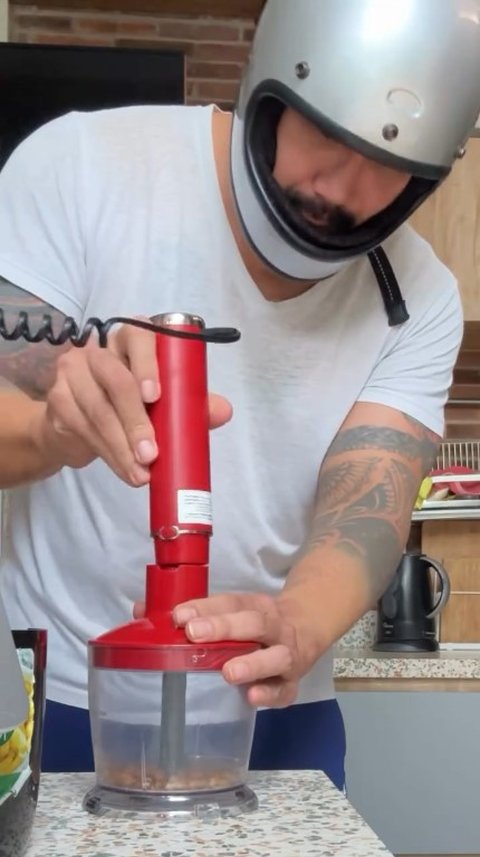 Gara-Gara Viral di Youtube, Tora Sudiro Jajal Bikin Kopi dari Biji Kurma Sambil Pakai Helm