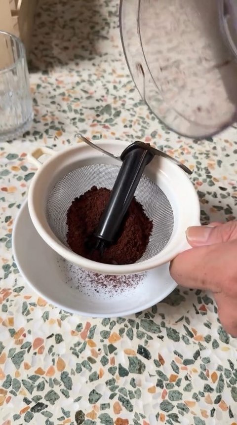 Gara-Gara Viral di Youtube, Tora Sudiro Jajal Bikin Kopi dari Biji Kurma Sambil Pakai Helm