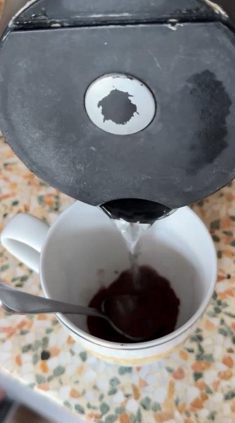 Gara-Gara Viral di Youtube, Tora Sudiro Jajal Bikin Kopi dari Biji Kurma Sambil Pakai Helm