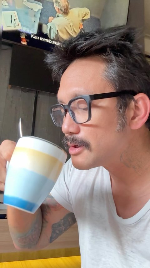 Gara-Gara Viral di Youtube, Tora Sudiro Jajal Bikin Kopi dari Biji Kurma Sambil Pakai Helm
