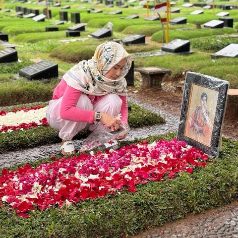 Mengenang Titiek Puspa, Inul Daratista Ziarah ke Makam di Hari ke-7 Meninggalnya Sang Legenda