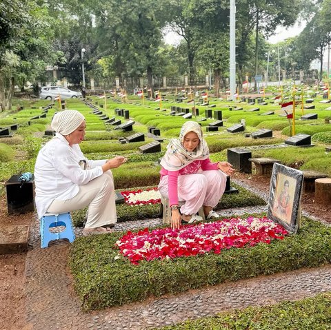 Mengenang Titiek Puspa, Inul Daratista Ziarah ke Makam di Hari ke-7 Meninggalnya Sang Legenda