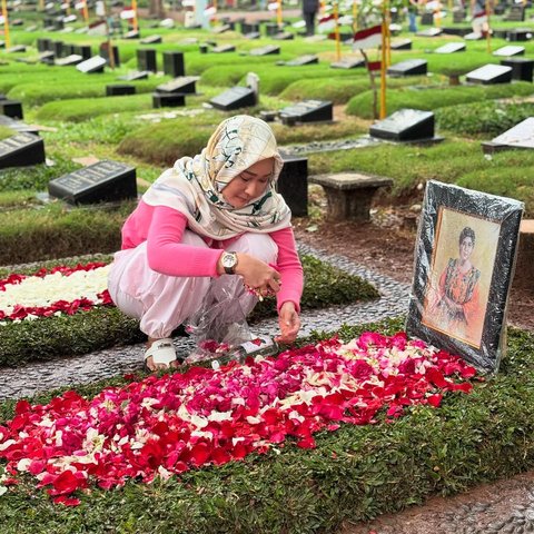 Potret Inul Daratista dan Petty Tunjungsari Ziarah ke Makam Titiek Puspa di Hari-7, Khusu Doakan Sang Legenda