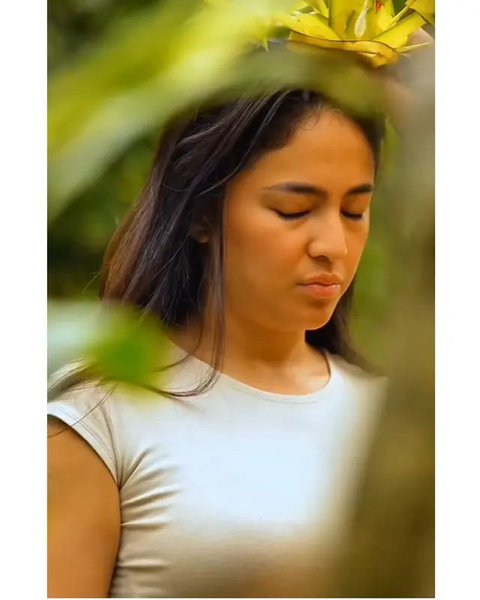 5 Potret Cantik Marshanda Jalani Prosesi Melukat di Bali, Khusyuk hingga Pejamkan Mata di Bawah Pancuran Air