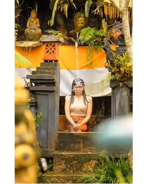5 Potret Cantik Marshanda Jalani Prosesi Melukat di Bali, Khusyuk hingga Pejamkan Mata di Bawah Pancuran Air