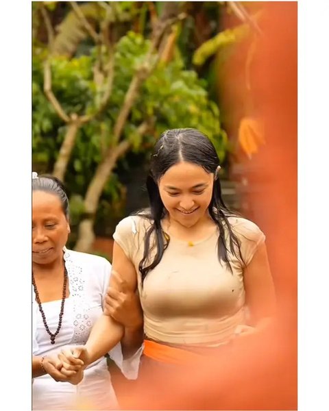5 Potret Cantik Marshanda Jalani Prosesi Melukat di Bali, Khusyuk hingga Pejamkan Mata di Bawah Pancuran Air