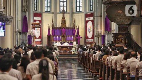 Suasana Misa Kamis Putih di Gereja Katedral Jakarta Berlangsung Khidmat