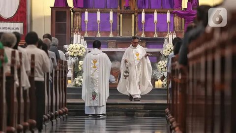 Suasana Misa Kamis Putih di Gereja Katedral Jakarta Berlangsung Khidmat