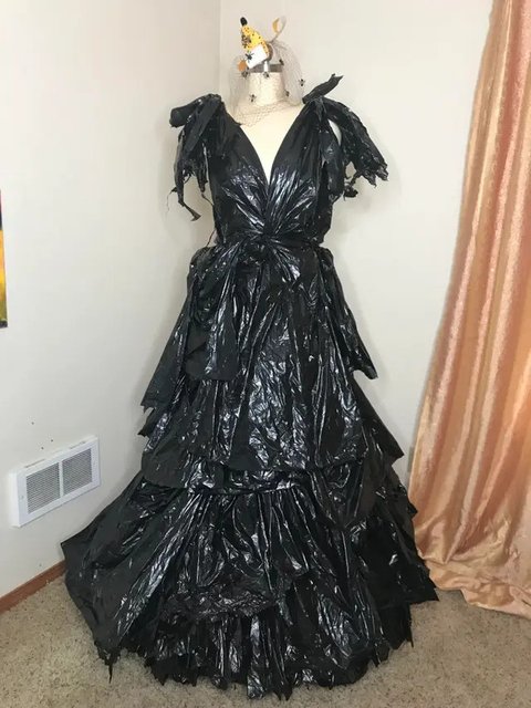 9 Potret Dress Terbuat dari Bahan Tak Biasa, Tetap Tampil Elegan di Berbagai Acara