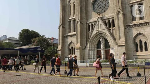 Jemaat tiba untuk mengikuti ibadah Jumat Agung di Gereja Katedral, Jakarta, Jumat (15/4/2022).Dalam peringatan Paskah ini, Gereja Katedral Jakarta mengangkat tema 'Pekan Suci 2022: semakin me