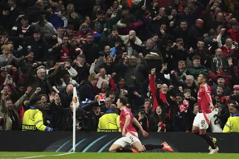 Pemain Manchester United, Bruno Fernandes dalam laga lanjutan Liga Europa 2024/2025 melawan Lyon di Old Trafford, Manchester, Inggris, Jumat (18/04/2025) dini hari WIB. (AP Photo/Jon Super)