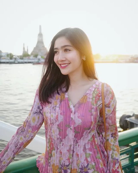 7 Potret Cantik Menawan Febby Rastanty di Thailand, Cosplay Jadi Anak Senja di Kuil Wat Arun