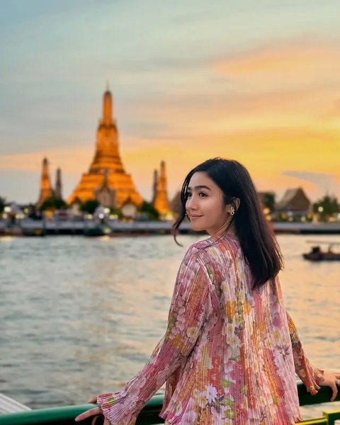 7 Potret Cantik Menawan Febby Rastanty di Thailand, Cosplay Jadi Anak Senja di Kuil Wat Arun