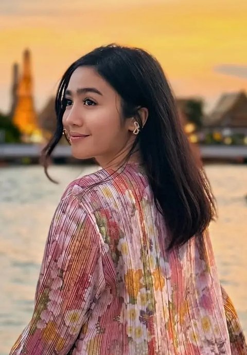 7 Potret Cantik Menawan Febby Rastanty di Thailand, Cosplay Jadi Anak Senja di Kuil Wat Arun