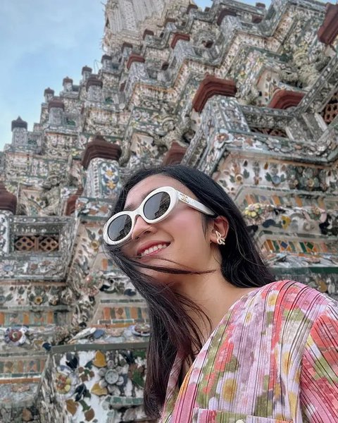 7 Potret Cantik Menawan Febby Rastanty di Thailand, Cosplay Jadi Anak Senja di Kuil Wat Arun