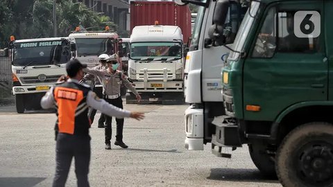 Potret Petugas Gabungan Urai Kemacetan Horor Berhari-hari di Tanjung Priok