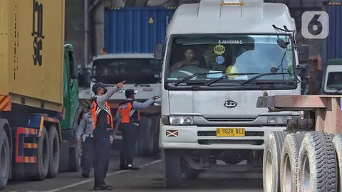 Potret Petugas Gabungan Urai Kemacetan Horor Berhari-hari di Tanjung Priok