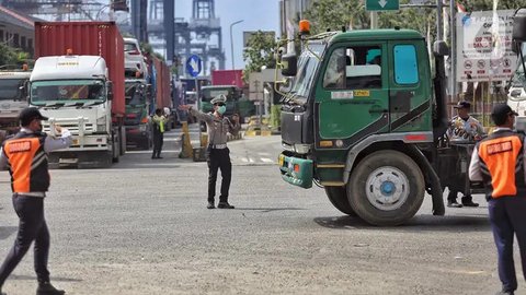 Potret Petugas Gabungan Urai Kemacetan Horor Berhari-hari di Tanjung Priok