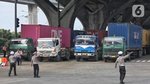 Potret Petugas Gabungan Urai Kemacetan Horor Berhari-hari di Tanjung Priok