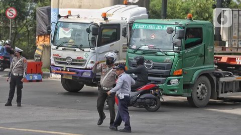 Potret Petugas Gabungan Urai Kemacetan Horor Berhari-hari di Tanjung Priok