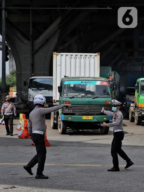 Potret Petugas Gabungan Urai Kemacetan Horor Berhari-hari di Tanjung Priok