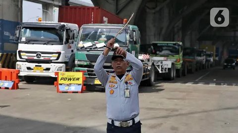 Potret Petugas Gabungan Urai Kemacetan Horor Berhari-hari di Tanjung Priok