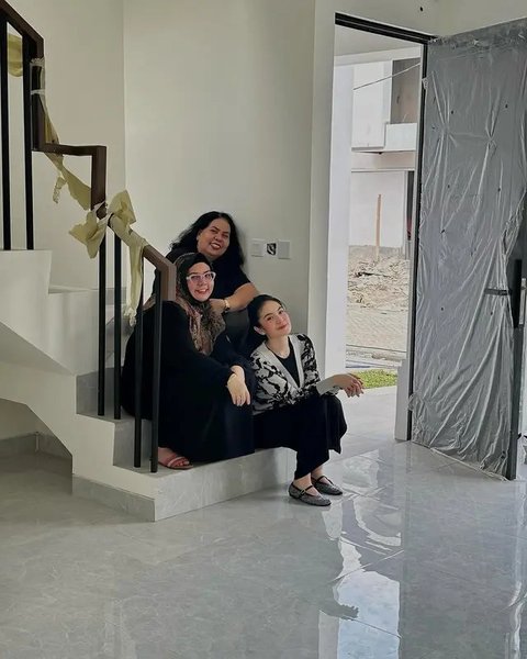 Usia Baru 22 Tahun, Sharen Fernandez Beri Hadiah Rumah Mewah untuk Ibunya, ini Potretnya