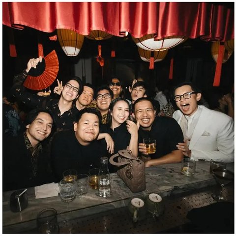 9 Potret Tamu Artis di Pernikahan Brandon Salim dan Dhika Himawan, Ada Sheila On 7