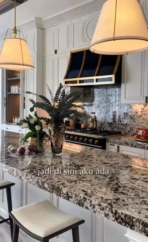 9 Potret Dapur Mewah Nabila Syakieb di Rumah Bergaya American Classic, Minimalis dengan Interior Marmer