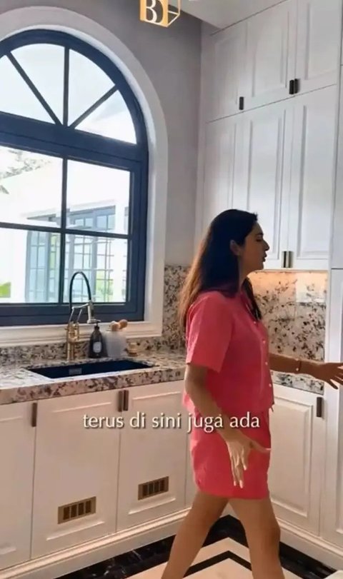 9 Potret Dapur Mewah Nabila Syakieb di Rumah Bergaya American Classic, Minimalis dengan Interior Marmer