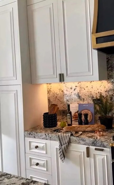 9 Potret Dapur Mewah Nabila Syakieb di Rumah Bergaya American Classic, Minimalis dengan Interior Marmer