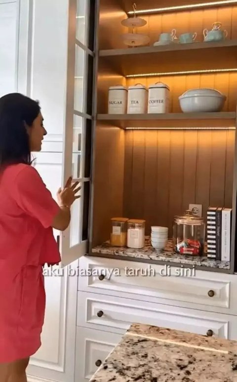 9 Potret Dapur Mewah Nabila Syakieb di Rumah Bergaya American Classic, Minimalis dengan Interior Marmer