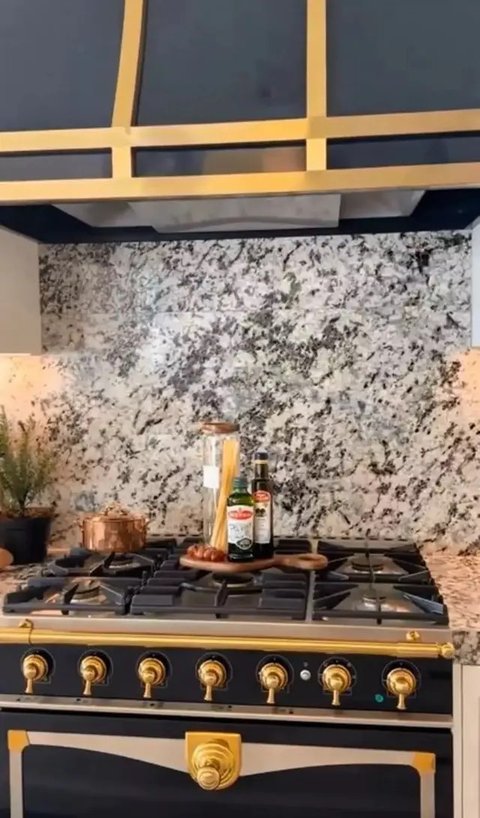 9 Potret Dapur Mewah Nabila Syakieb di Rumah Bergaya American Classic, Minimalis dengan Interior Marmer