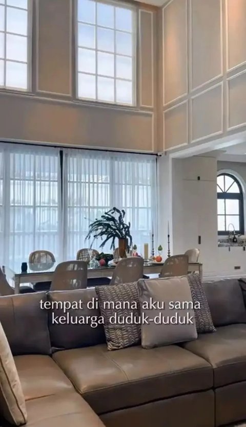 Model meja makan terbuka (Image by @nabila.syakieb9 on TikTok)