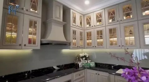 Dapur Prilly Latuconsina yang mewah menampilkan desain klasik modern yang menawan.